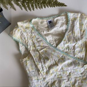 Gap shirt - White with yellow flowers- XS